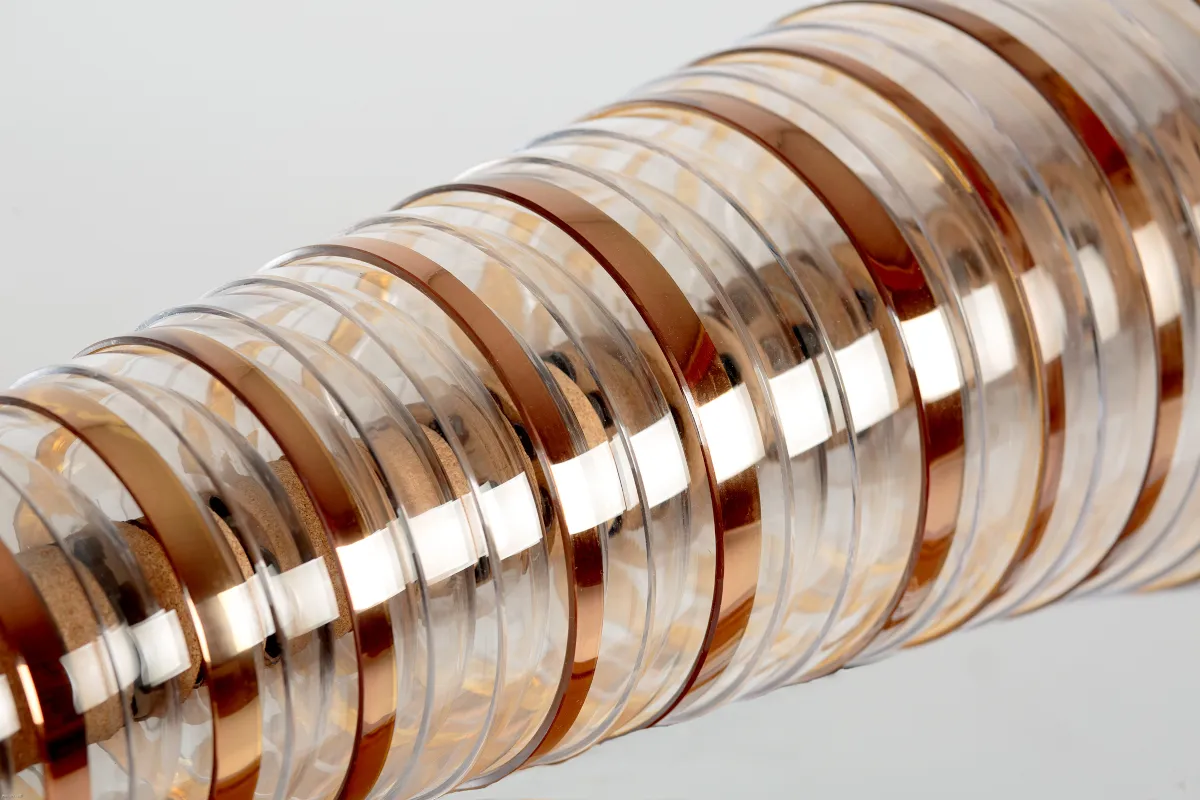 Die ineinandergesteckten Glasschalen einer Glasharmonika mit goldenen Rändern, aus nächster Nähe