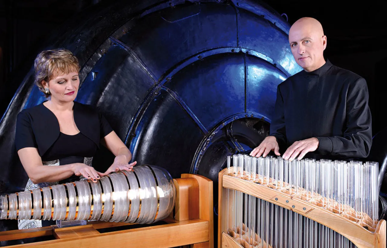 Christa und Gerald Schönfeldinger an Glasharmonika und Verrophon